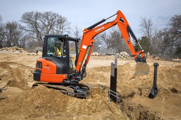<span style="font-size: 0.6em; color: #b8b8b8">Louez une Mini-Excavatrice </span><br>Kubota KX033 <br><span style="font-size: 0.6em; color: #b8b8b8"">de 3 Tonnes à Ottawa