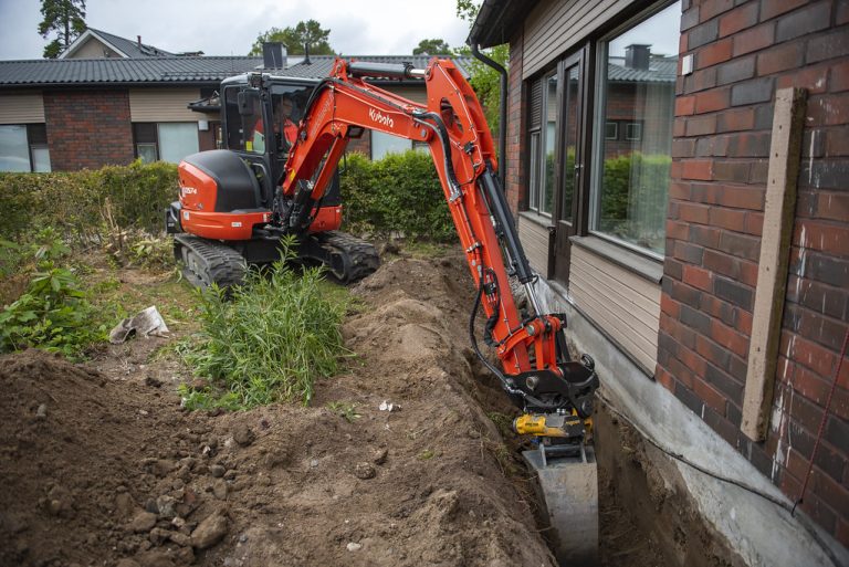 <span style="font-size: 0.6em; color: #b8b8b8">Louez une Mini-Excavatrice </span><br>Kubota KX057 <br><span style="font-size: 0.6em; color: #b8b8b8"">de 5 Tonnes à Ottawa